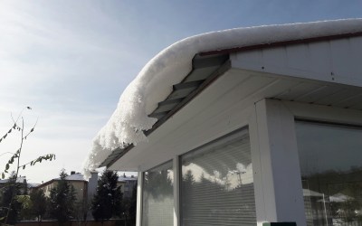 Roof Snow Removal vs. Roof Raking in Colorado